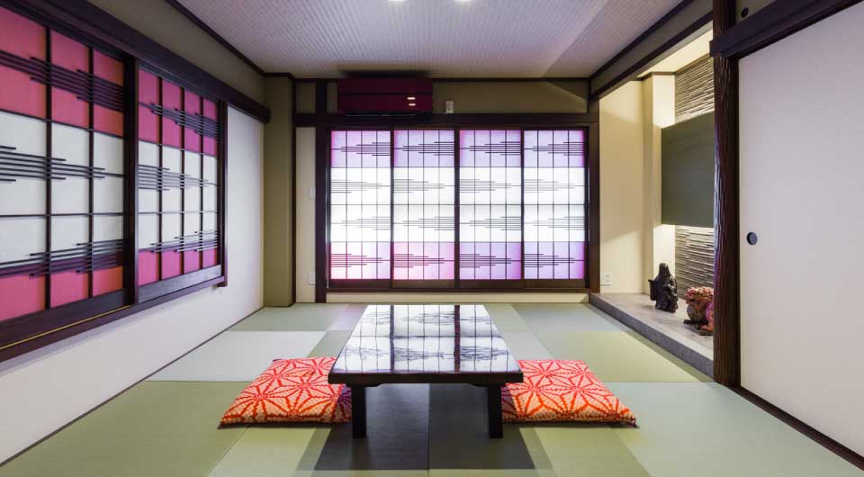 日本の伝統美と現代モダンの融合。親しい人々と集い、楽しい時間を過ごせる和室に。