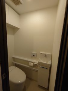 【施工事例】エコカラットの映えるトイレ空間